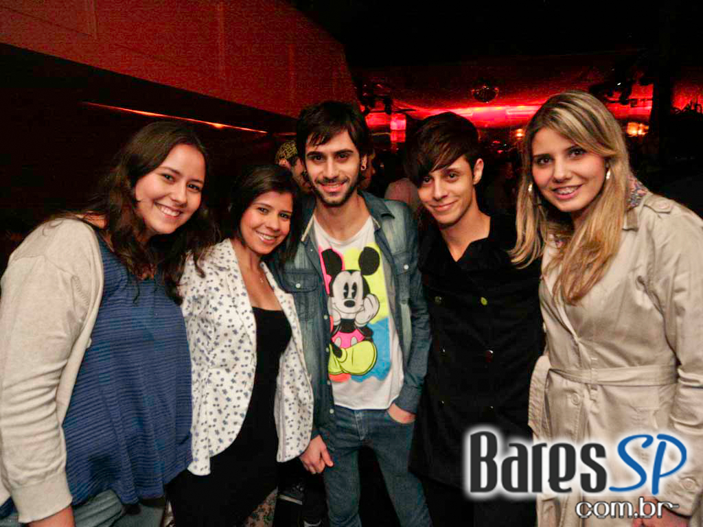 Véspera de feriado, o Clube Glória recebeu DJs que tocaram muito disco, house e suas variações Véspera de feriado, o Clube Glória recebeu DJs que tocaram muito disco, house e suas variações