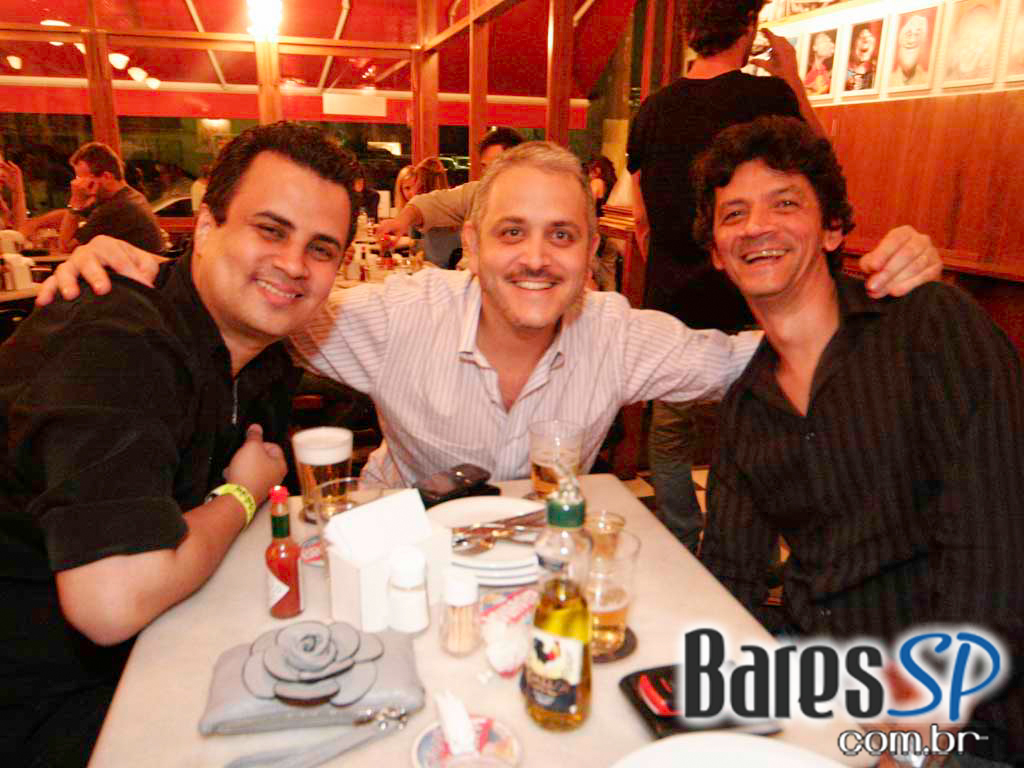 Happy Hour do Bar Genial com chopp cremoso e deliciosos petiscos. Happy Hour do Bar Genial com chopp cremoso e deliciosos petiscos.