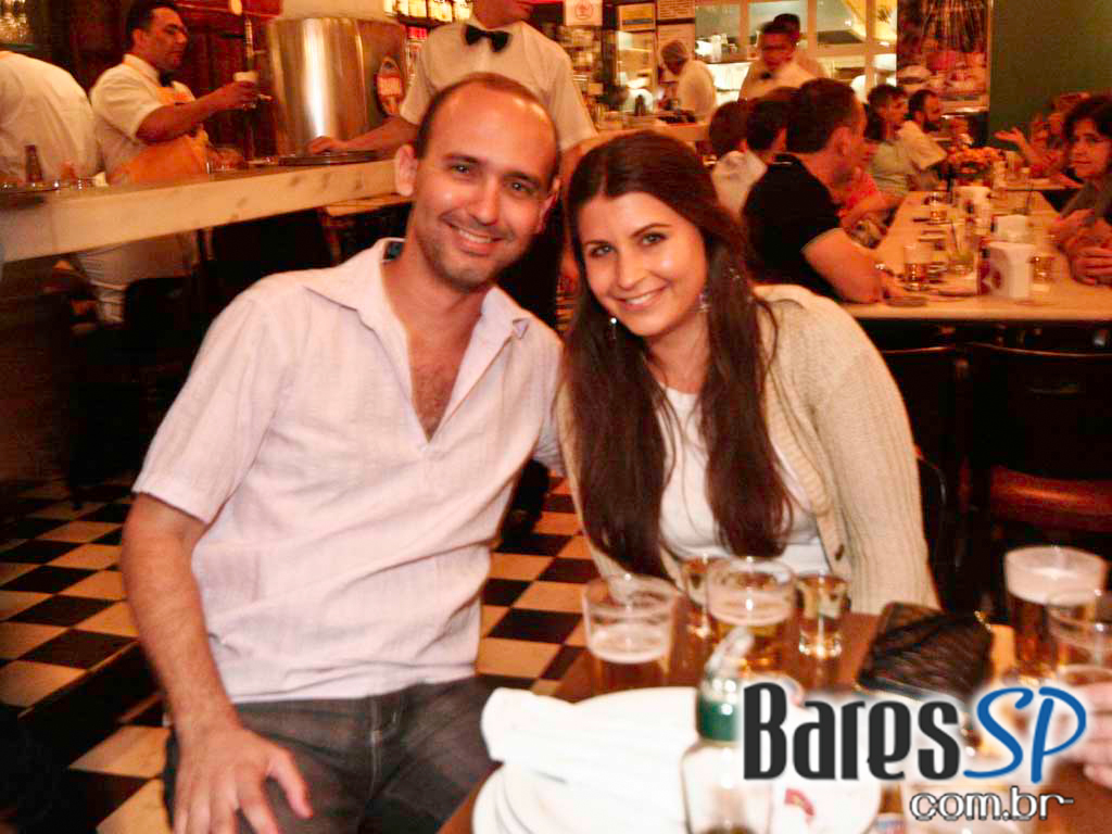 Happy Hour do Bar Genial com chopp cremoso e deliciosos petiscos. Happy Hour do Bar Genial com chopp cremoso e deliciosos petiscos.