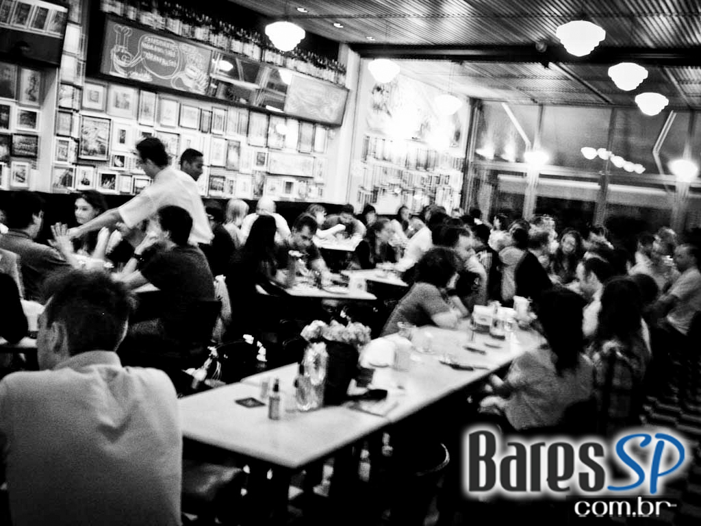 Happy Hour do Bar Genial com chopp cremoso e deliciosos petiscos. Happy Hour do Bar Genial com chopp cremoso e deliciosos petiscos.