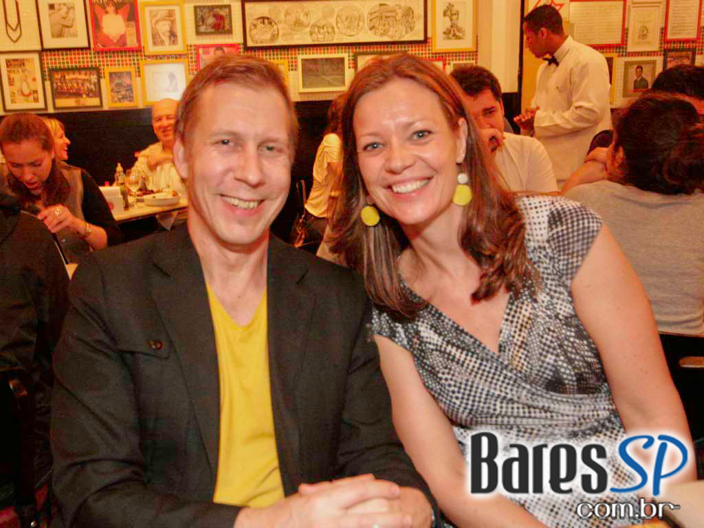 Happy Hour do Bar Genial com chopp cremoso e deliciosos petiscos. Happy Hour do Bar Genial com chopp cremoso e deliciosos petiscos.