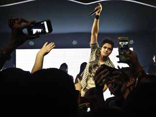 Cantor fenômeno do sertanejo, Luan Santana, se apresenta no Club A após show de lançamento do 3o álbum da dupla Conrado & Aleksandro