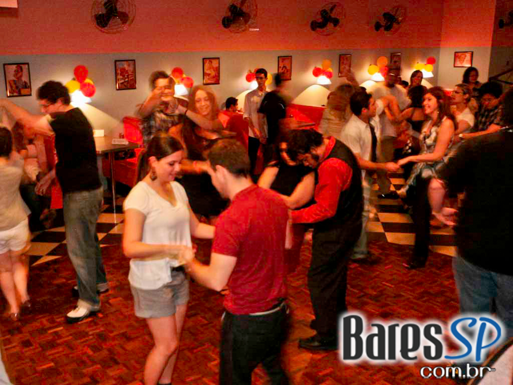 A casa noturna retrô, The Clock Rock Bar, comemorou sete anos com ídolos da Jovem Guarda A casa noturna retrô, The Clock Rock Bar, comemorou sete anos com ídolos da Jovem Guarda