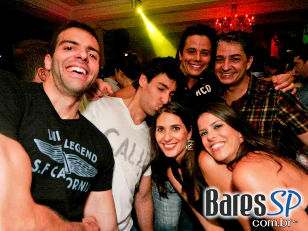 Ballroom recebe escola de samba Rosas de Ouro e DJs na festa 3 em 1 nesse sábado Ballroom recebe escola de samba Rosas de Ouro e DJs na festa 3 em 1 nesse sábado