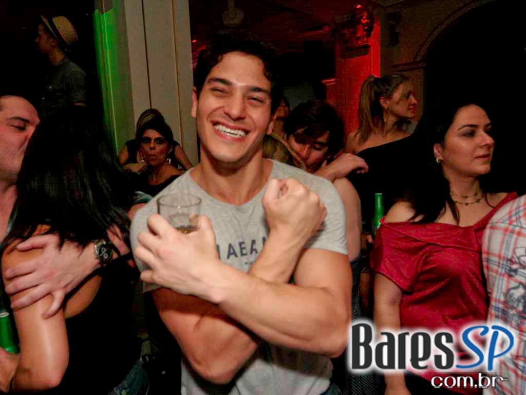 Ballroom recebe escola de samba Rosas de Ouro e DJs na festa 3 em 1 nesse sábado Ballroom recebe escola de samba Rosas de Ouro e DJs na festa 3 em 1 nesse sábado