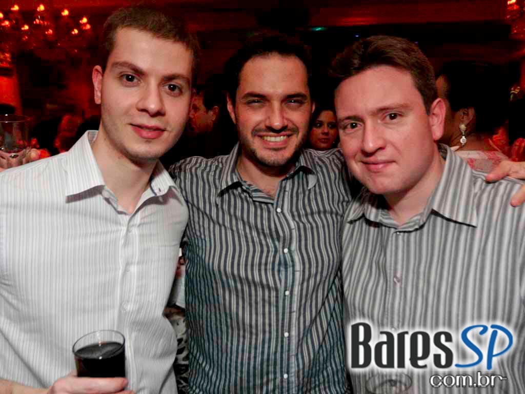 Ballroom recebe escola de samba Rosas de Ouro e DJs na festa 3 em 1 nesse sábado Ballroom recebe escola de samba Rosas de Ouro e DJs na festa 3 em 1 nesse sábado