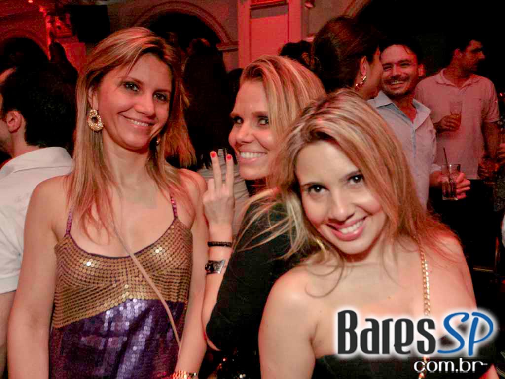 Ballroom recebe escola de samba Rosas de Ouro e DJs na festa 3 em 1 nesse sábado Ballroom recebe escola de samba Rosas de Ouro e DJs na festa 3 em 1 nesse sábado