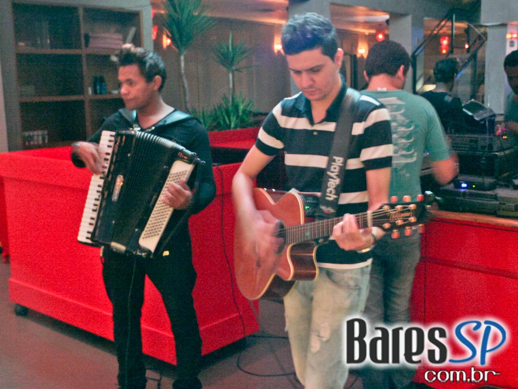 L'Absolu recebeu show acústico com músico Rodrigo Reys L'Absolu recebeu show acústico com músico Rodrigo Reys