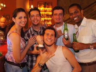 Diversidade de bebidas e muita música com a DJ Luiza no Tubaína Bar