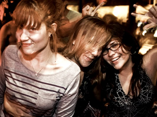 DJs residentes e convidados na véspera de feriado do Lions Nightclub