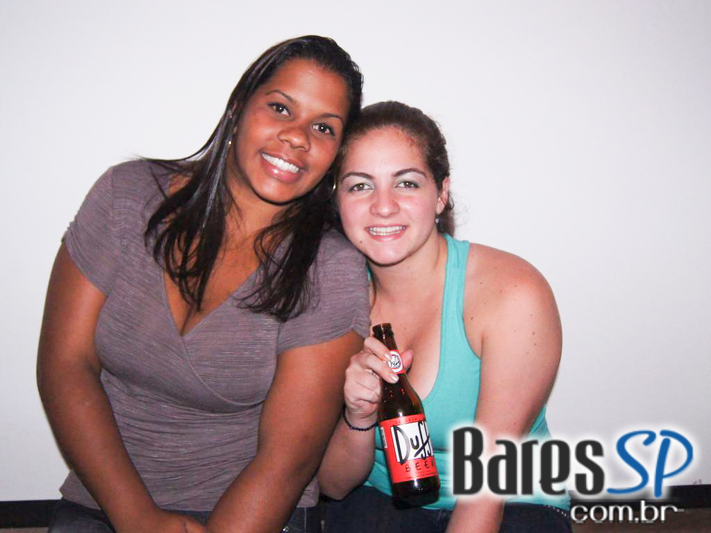 Noite de agito e muita cerveja Duff no B13 na Vila Madalena Noite de agito e muita cerveja Duff no B13 na Vila Madalena