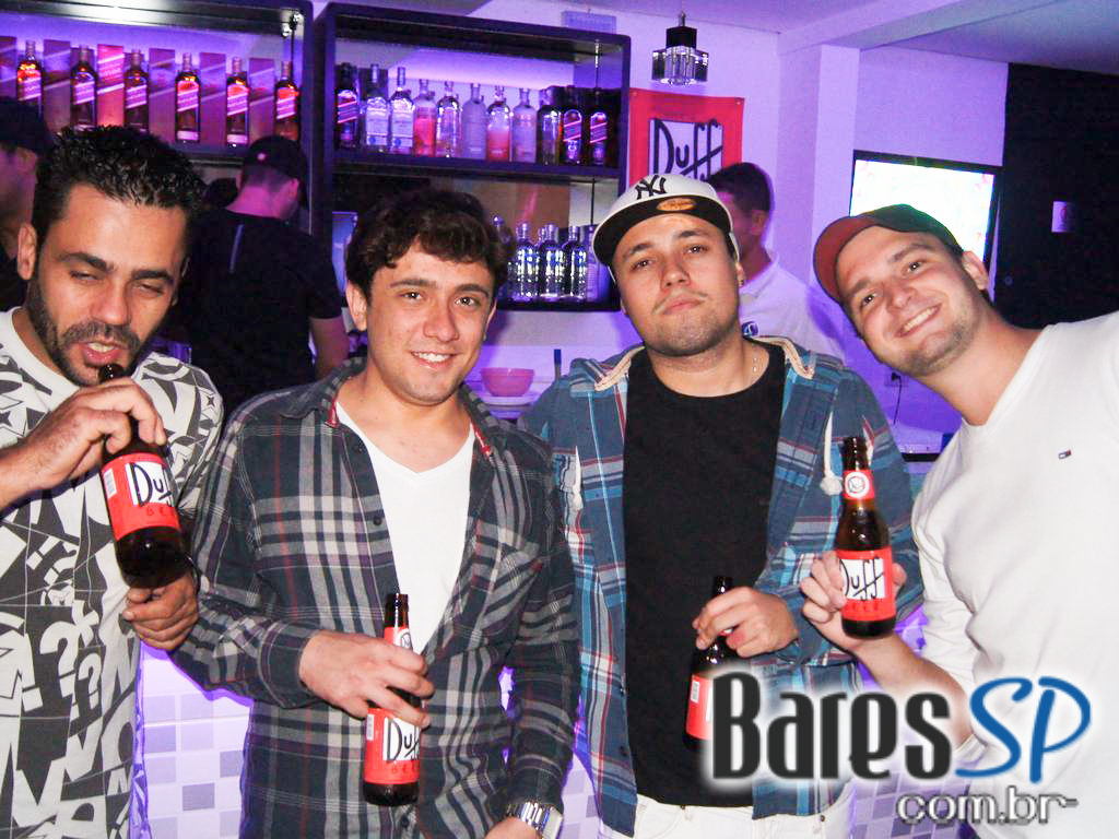 Noite de agito e muita cerveja Duff no B13 na Vila Madalena Noite de agito e muita cerveja Duff no B13 na Vila Madalena