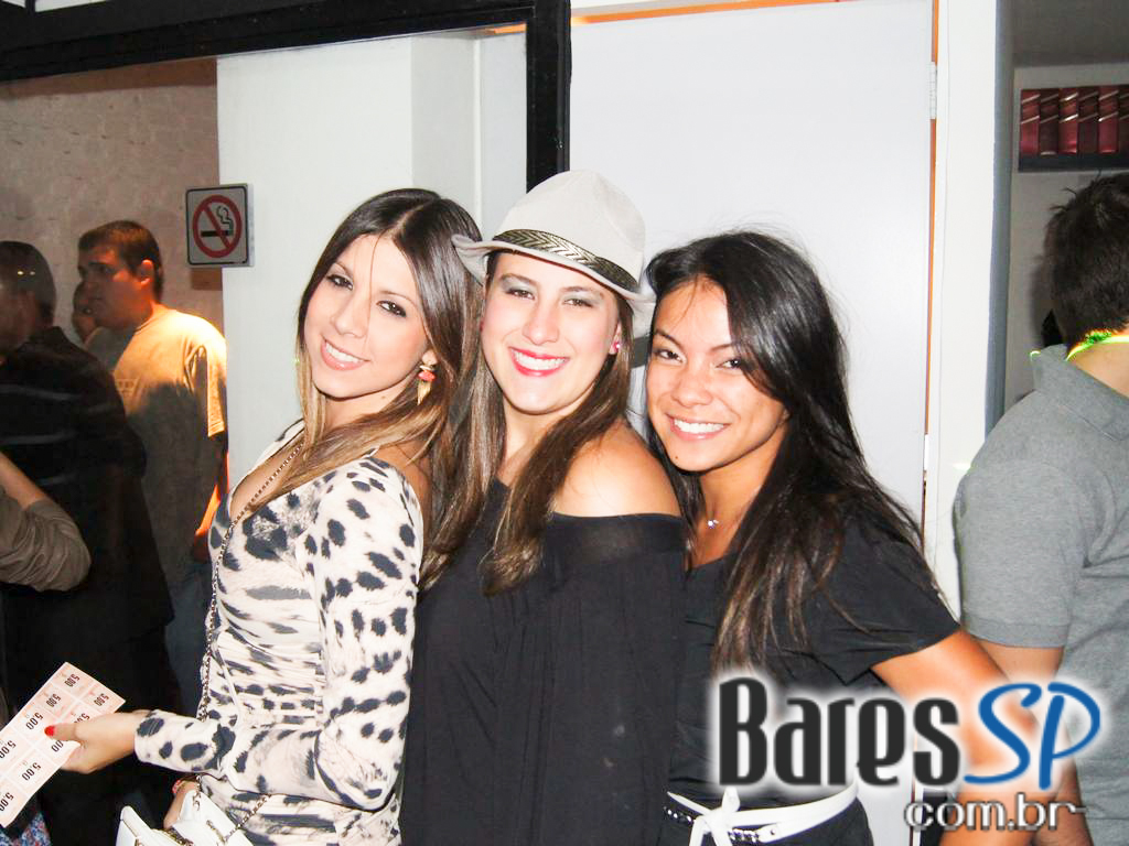 Noite de agito e muita cerveja Duff no B13 na Vila Madalena Noite de agito e muita cerveja Duff no B13 na Vila Madalena