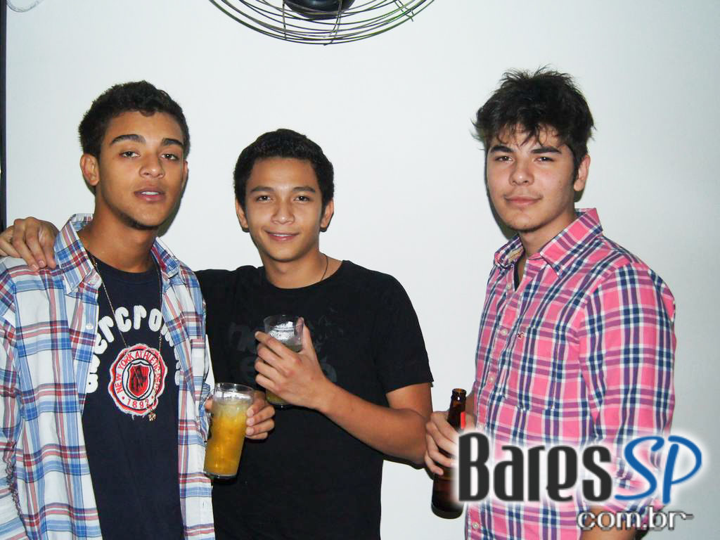 Noite de agito e muita cerveja Duff no B13 na Vila Madalena Noite de agito e muita cerveja Duff no B13 na Vila Madalena