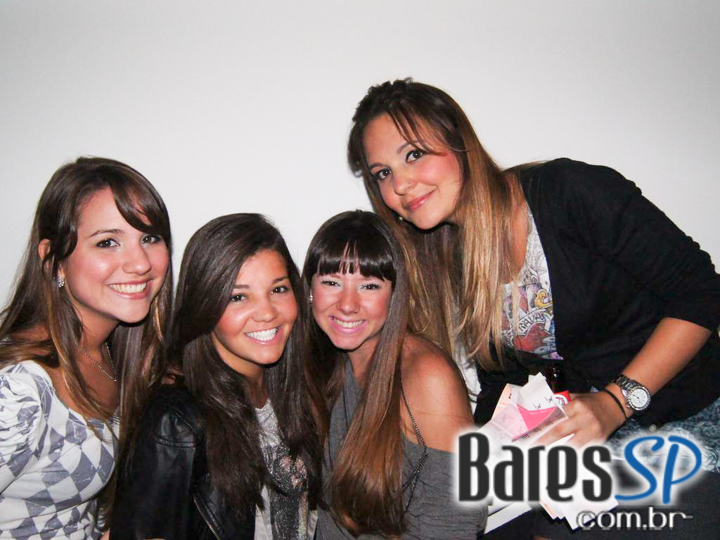 Noite de agito e muita cerveja Duff no B13 na Vila Madalena Noite de agito e muita cerveja Duff no B13 na Vila Madalena