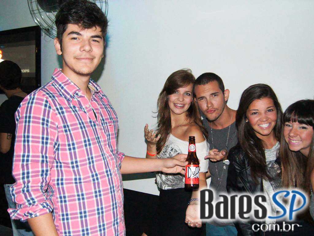 Noite de agito e muita cerveja Duff no B13 na Vila Madalena Noite de agito e muita cerveja Duff no B13 na Vila Madalena