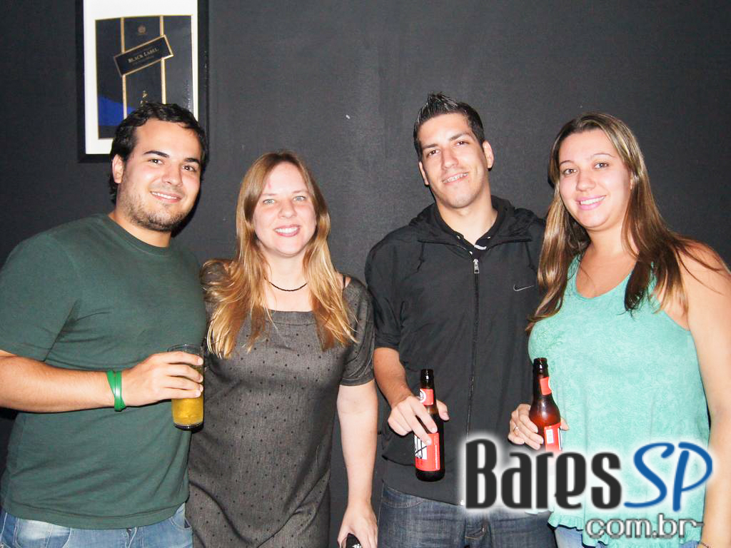 Noite de agito e muita cerveja Duff no B13 na Vila Madalena Noite de agito e muita cerveja Duff no B13 na Vila Madalena