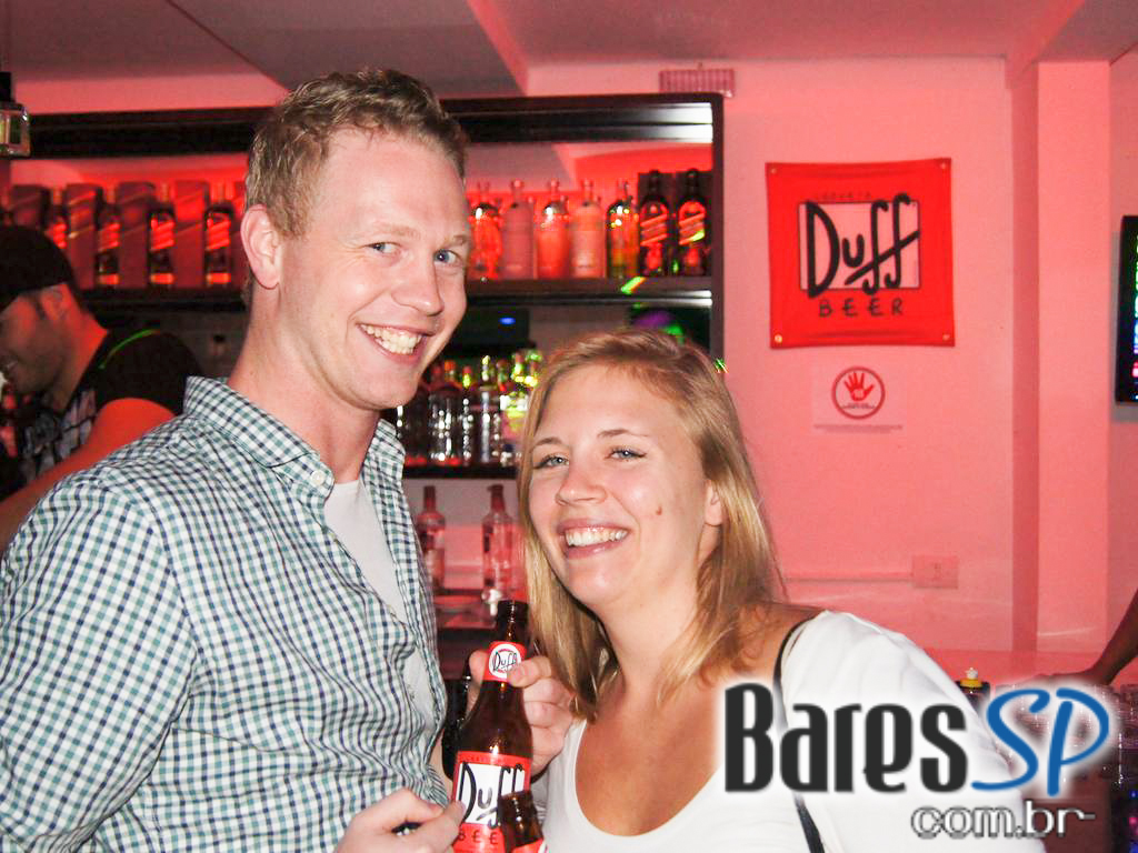 Noite de agito e muita cerveja Duff no B13 na Vila Madalena Noite de agito e muita cerveja Duff no B13 na Vila Madalena