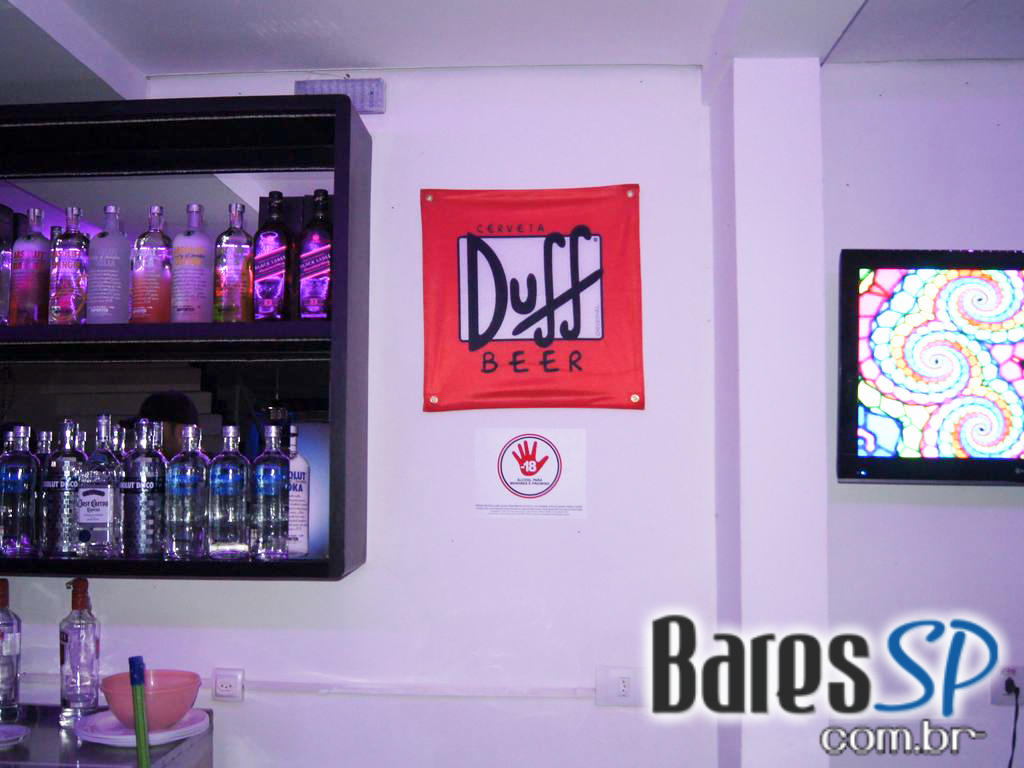 Noite de agito e muita cerveja Duff no B13 na Vila Madalena Noite de agito e muita cerveja Duff no B13 na Vila Madalena