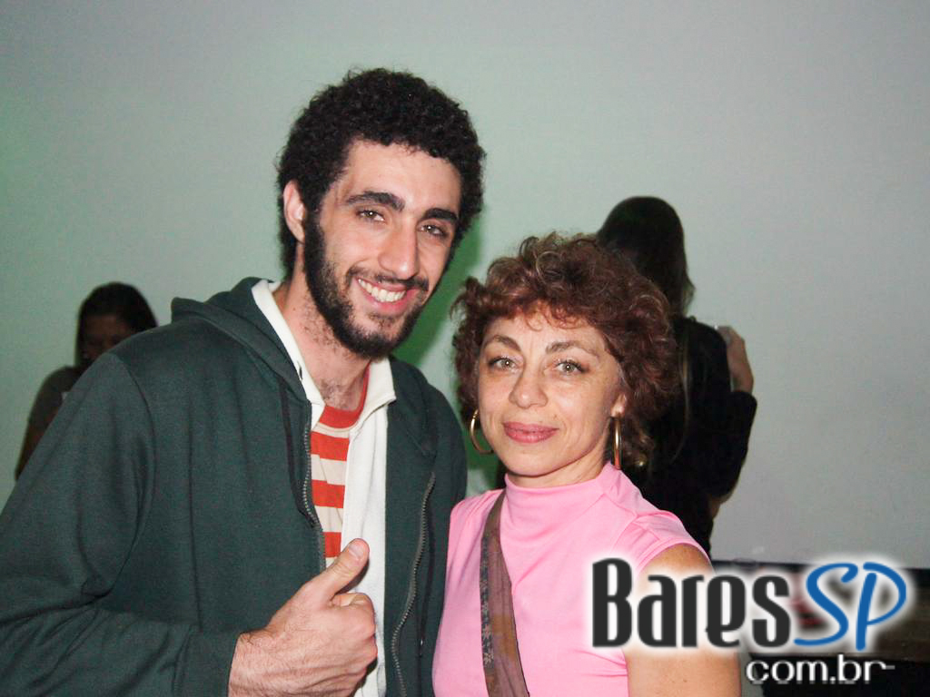 Noite de agito e muita cerveja Duff no B13 na Vila Madalena Noite de agito e muita cerveja Duff no B13 na Vila Madalena