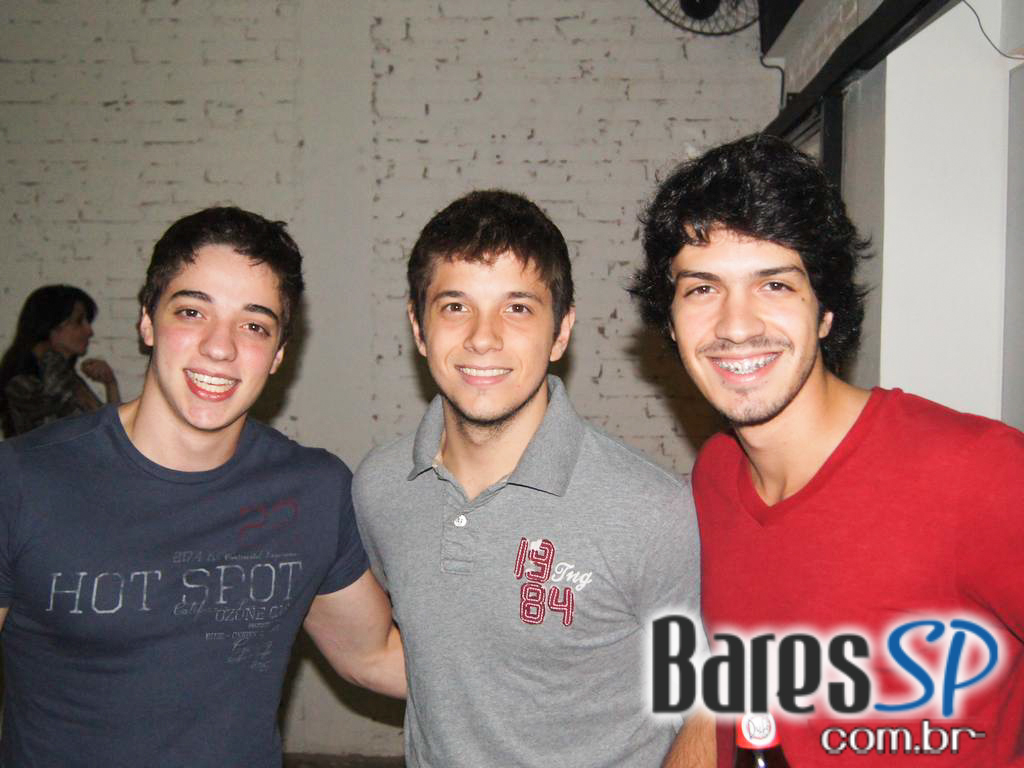 Noite de agito e muita cerveja Duff no B13 na Vila Madalena Noite de agito e muita cerveja Duff no B13 na Vila Madalena