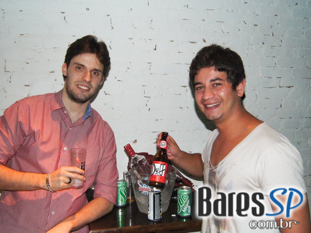 Noite de agito e muita cerveja Duff no B13 na Vila Madalena Noite de agito e muita cerveja Duff no B13 na Vila Madalena