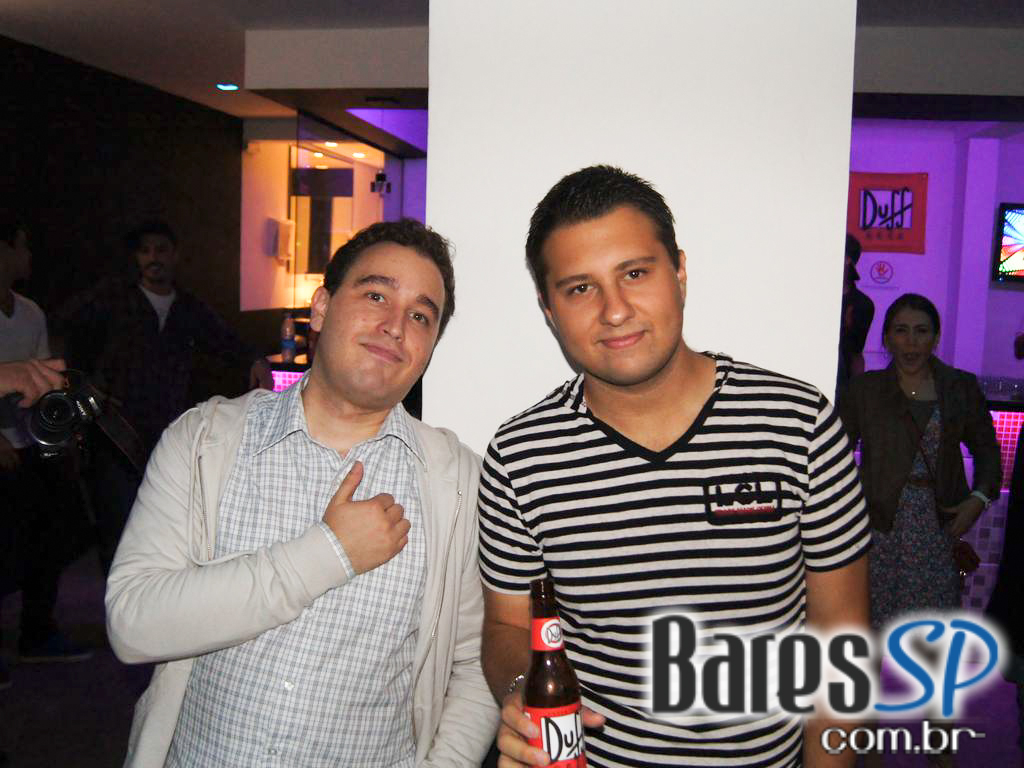 Noite de agito e muita cerveja Duff no B13 na Vila Madalena Noite de agito e muita cerveja Duff no B13 na Vila Madalena