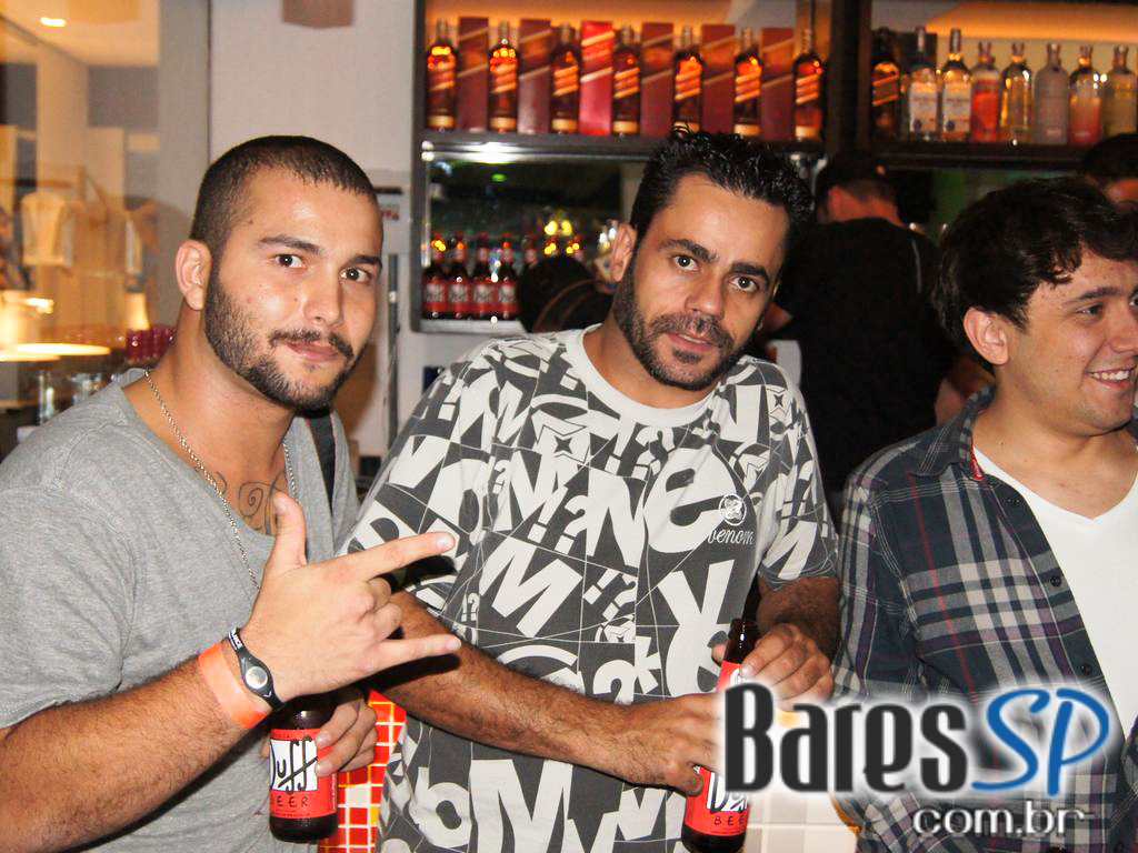 Noite de agito e muita cerveja Duff no B13 na Vila Madalena Noite de agito e muita cerveja Duff no B13 na Vila Madalena