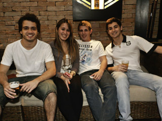 Quarta-feira foi dia de happy hour no Bar do Santa