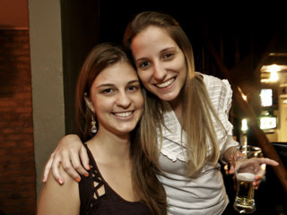 Variedade de pratos e bebidas no Happy hour do Sr. Pitanga