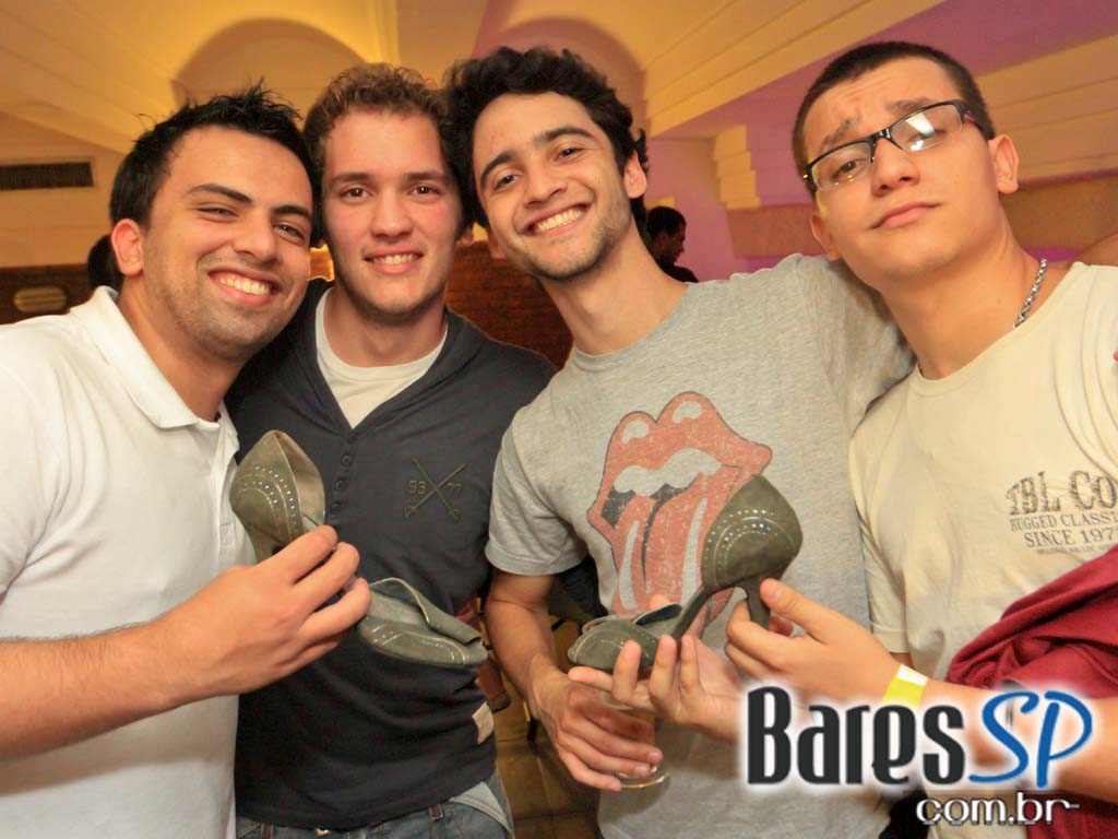 Santa Olivia embalou a noite de sábado com a Festa Comics Santa Olivia embalou a noite de sábado com a Festa Comics