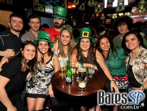 Rhino Pub comemora St. Patrick's Day com cerveja Duff
