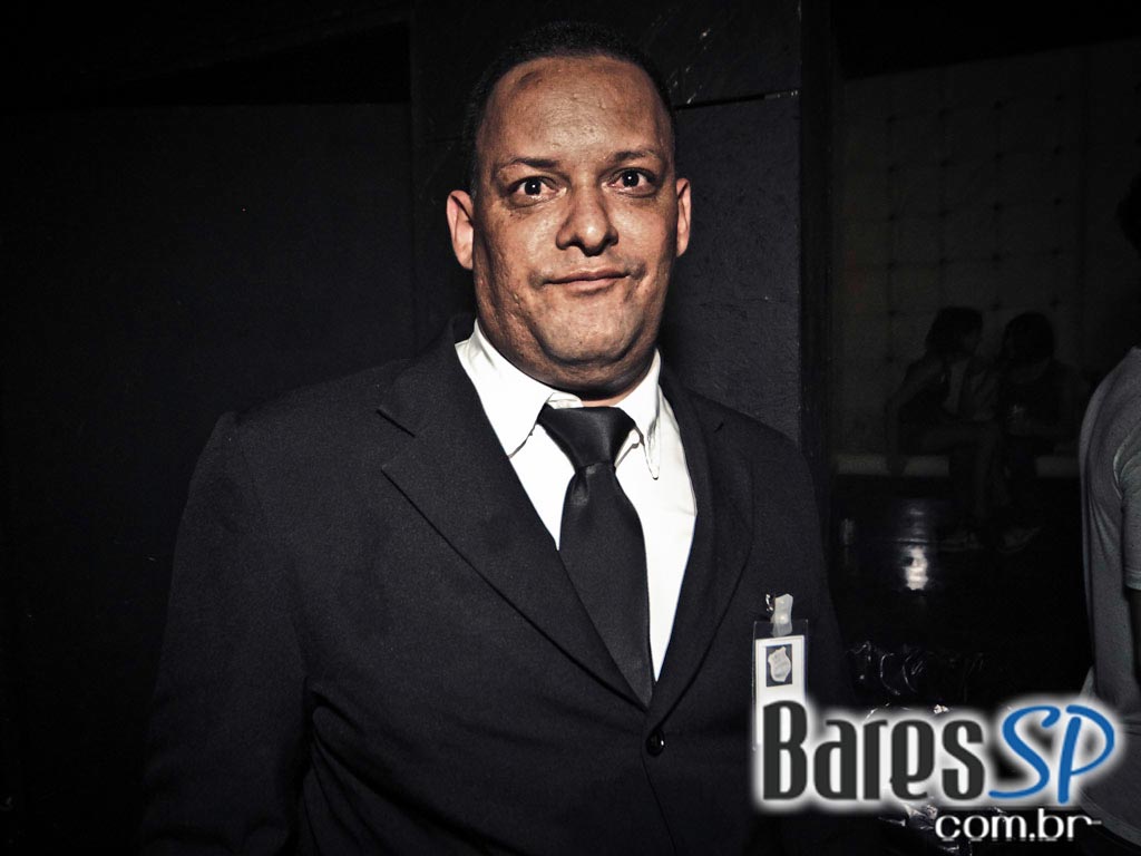 DJs convidados na noite de sexta-feira na The Week DJs convidados na noite de sexta-feira na The Week