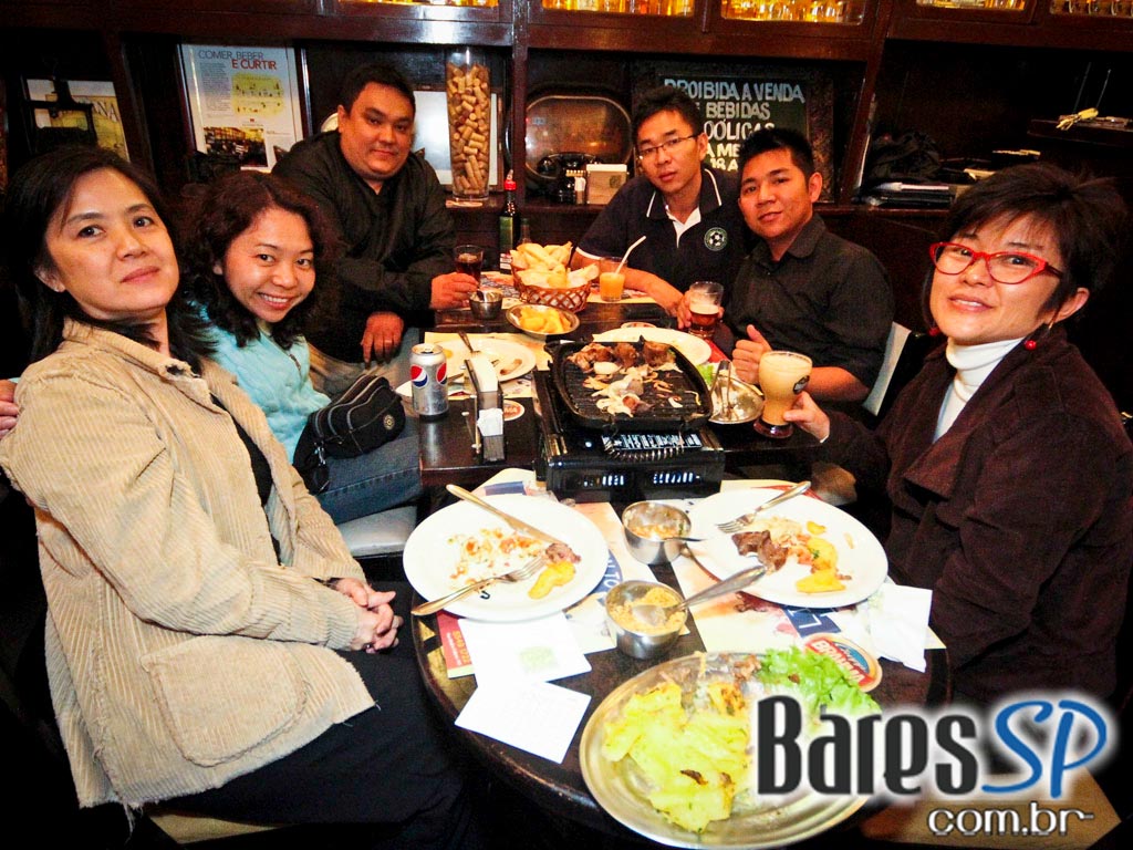 Chopp gelado no happy hour de quinta-feira do Bar da Vila Chopp gelado no happy hour de quinta-feira do Bar da Vila