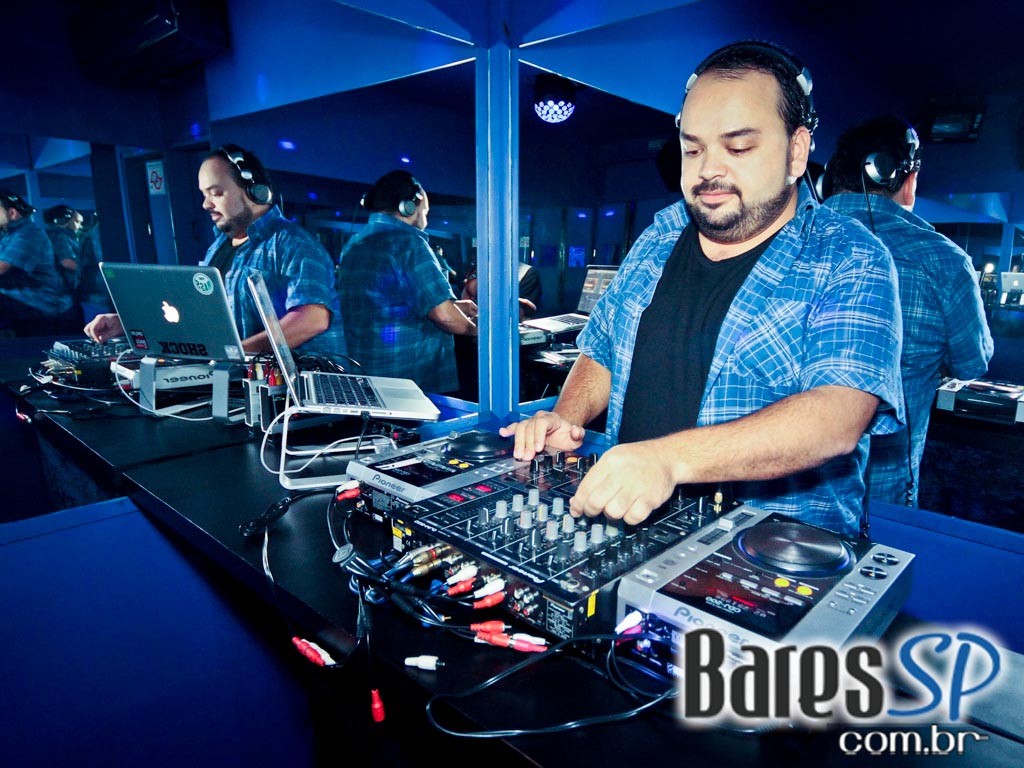 Blue Velvet apresentou na sexta-feira a noite Dancing Machine Blue Velvet apresentou na sexta-feira a noite Dancing Machine