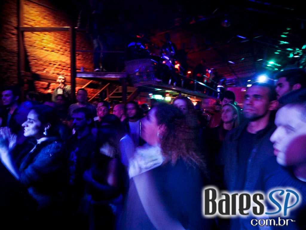 Programação especial com direito a double caipirinha no Café Aurora Programação especial com direito a double caipirinha no Café Aurora