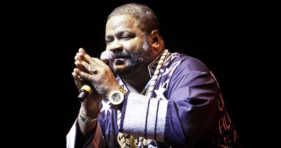 Show do cantor Arlindo Cruz no palco do Credicard Hall