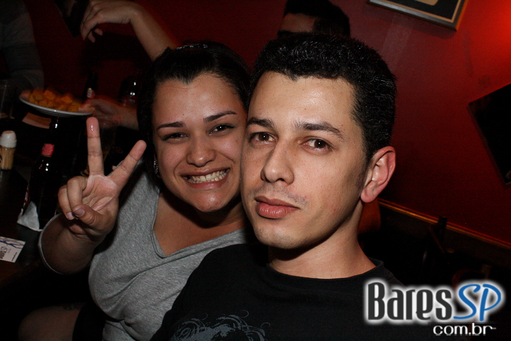 Banda Hi Five levou clássicos do rock ao palco do Willi Willie Bar e Arqueria Banda Hi Five levou clássicos do rock ao palco do Willi Willie Bar e Arqueria