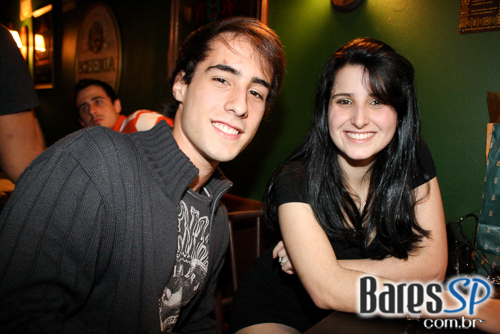 Banda Hi Five levou clássicos do rock ao palco do Willi Willie Bar e Arqueria Banda Hi Five levou clássicos do rock ao palco do Willi Willie Bar e Arqueria