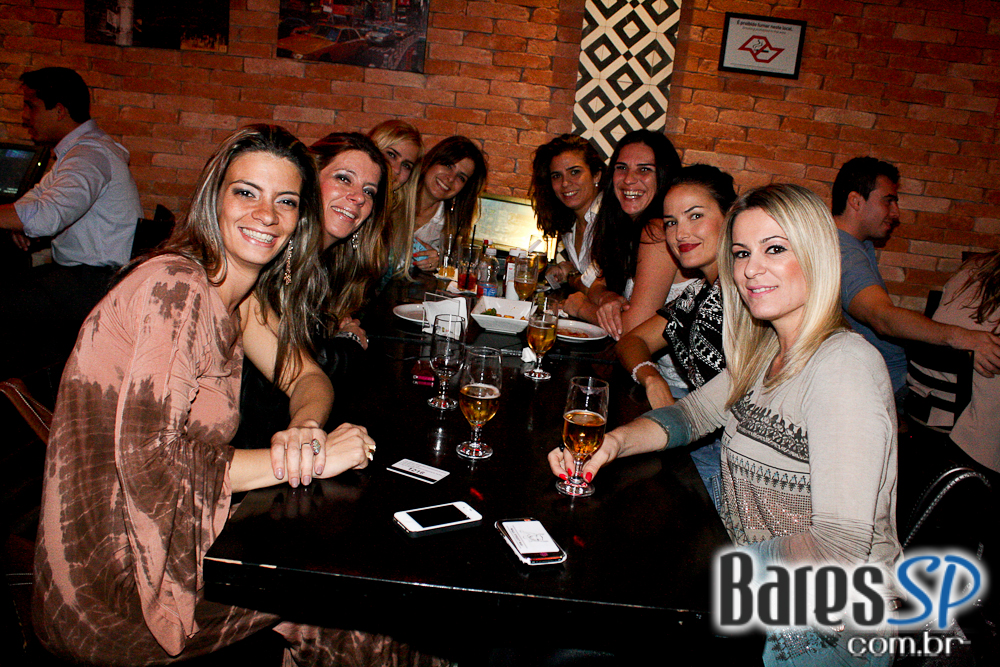 Ambiente descolado com cerveja e drinks no happy hour do Wall Street Bar Ambiente descolado com cerveja e drinks no happy hour do Wall Street Bar