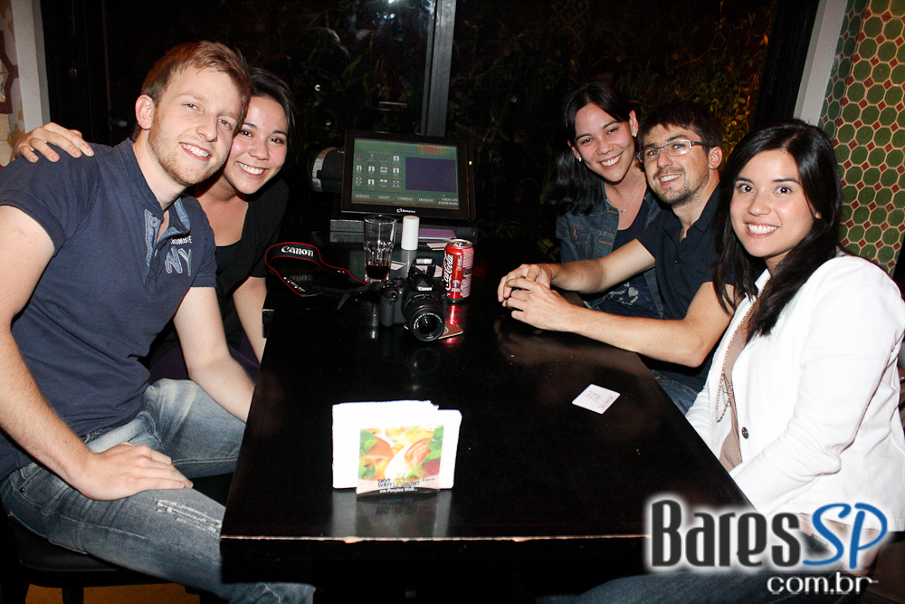 Ambiente descolado com cerveja e drinks no happy hour do Wall Street Bar Ambiente descolado com cerveja e drinks no happy hour do Wall Street Bar