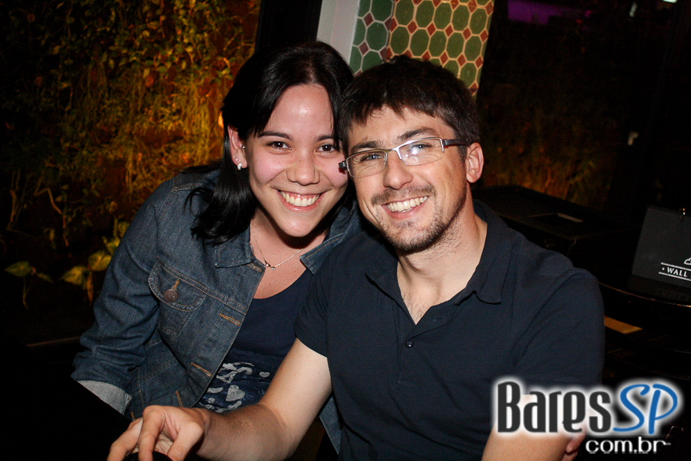 Ambiente descolado com cerveja e drinks no happy hour do Wall Street Bar Ambiente descolado com cerveja e drinks no happy hour do Wall Street Bar