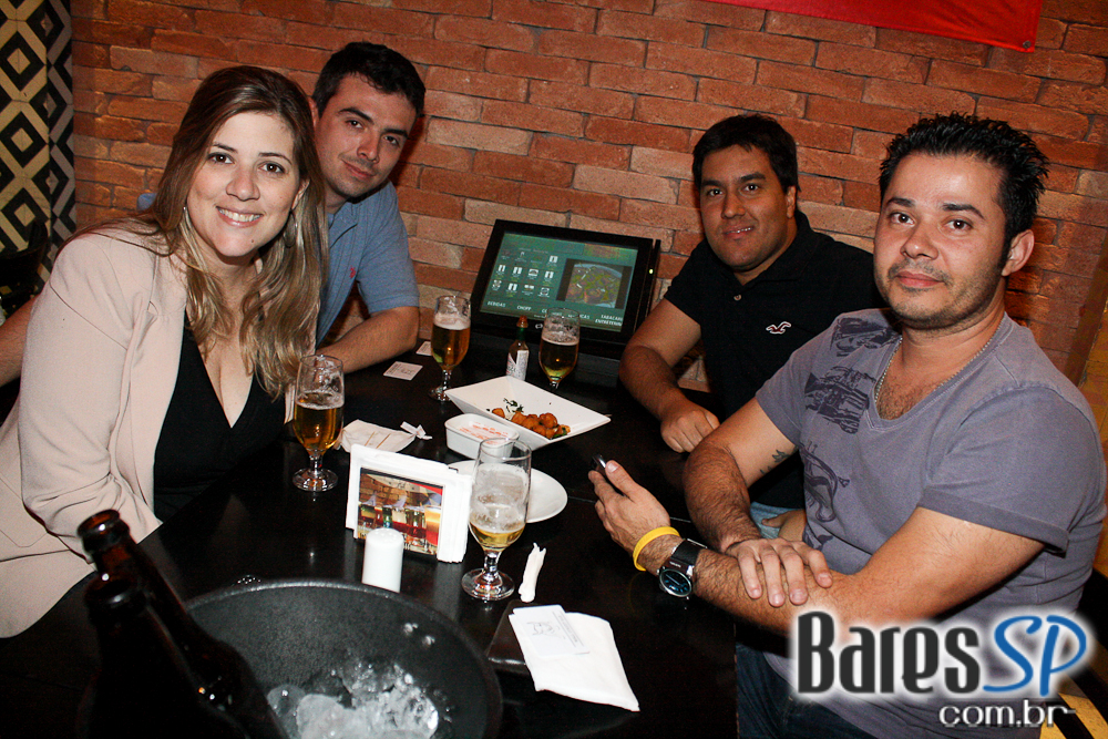 Ambiente descolado com cerveja e drinks no happy hour do Wall Street Bar Ambiente descolado com cerveja e drinks no happy hour do Wall Street Bar