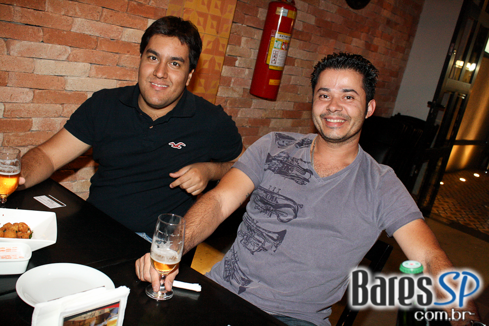 Ambiente descolado com cerveja e drinks no happy hour do Wall Street Bar Ambiente descolado com cerveja e drinks no happy hour do Wall Street Bar
