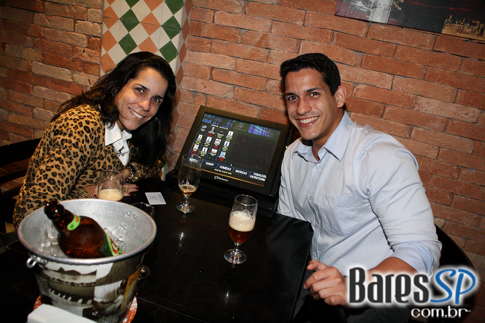 Ambiente descolado com cerveja e drinks no happy hour do Wall Street Bar Ambiente descolado com cerveja e drinks no happy hour do Wall Street Bar