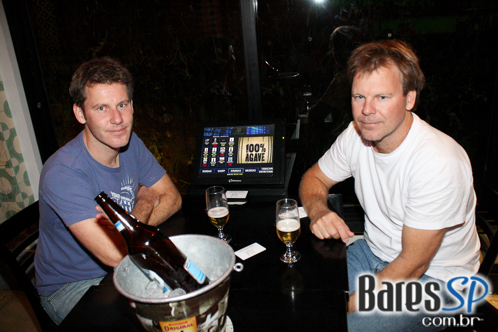 Ambiente descolado com cerveja e drinks no happy hour do Wall Street Bar Ambiente descolado com cerveja e drinks no happy hour do Wall Street Bar