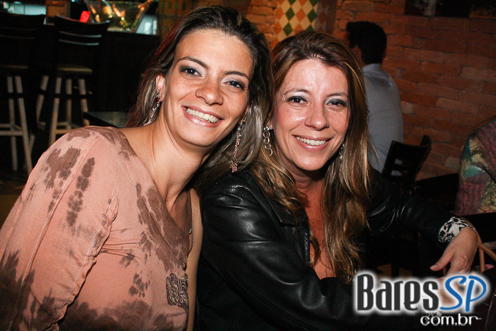 Ambiente descolado com cerveja e drinks no happy hour do Wall Street Bar Ambiente descolado com cerveja e drinks no happy hour do Wall Street Bar