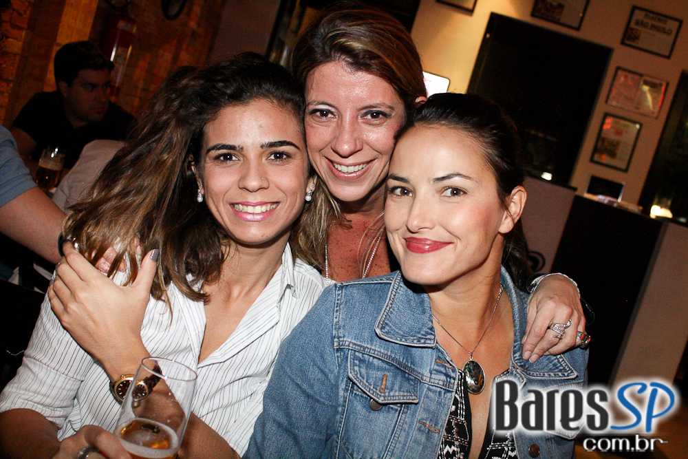 Ambiente descolado com cerveja e drinks no happy hour do Wall Street Bar Ambiente descolado com cerveja e drinks no happy hour do Wall Street Bar