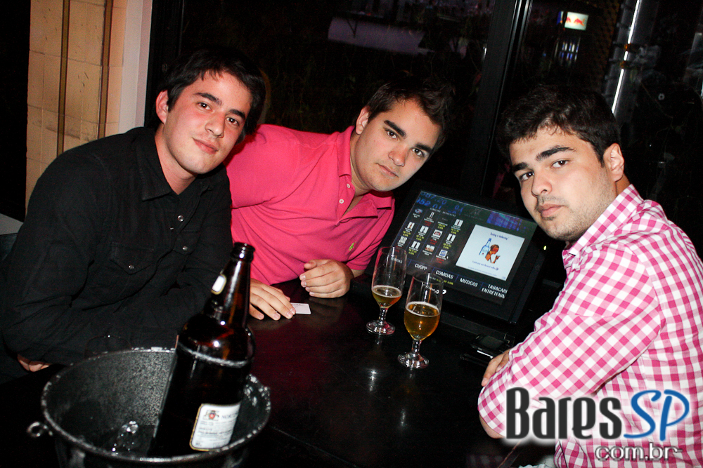 Ambiente descolado com cerveja e drinks no happy hour do Wall Street Bar Ambiente descolado com cerveja e drinks no happy hour do Wall Street Bar