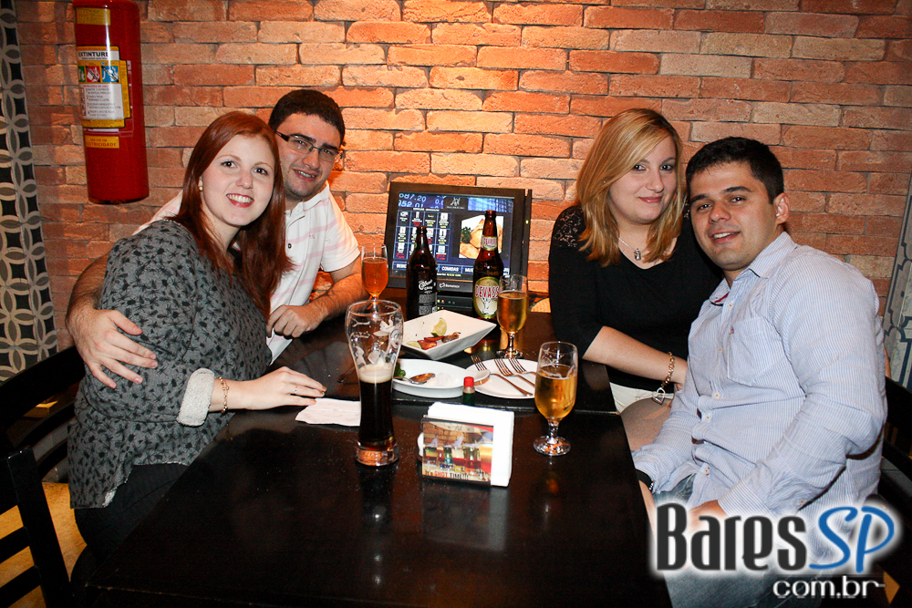 Ambiente descolado com cerveja e drinks no happy hour do Wall Street Bar Ambiente descolado com cerveja e drinks no happy hour do Wall Street Bar